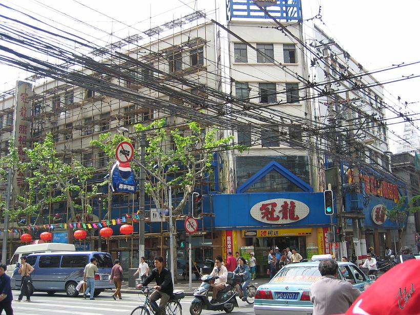 0604Sgh_Shanghai 039.jpg - Il ne doit pas être facile d'être électricien à Shanghai! La Chine est la 3ème plus grande consommatrice d'énergie au monde. C'est pour cela que le pays multiplie les "bonnes relations" avec des pays fournisseurs de pétrole, comme la Russie, certains pays africains, les pays du Golfe et l'Iran.